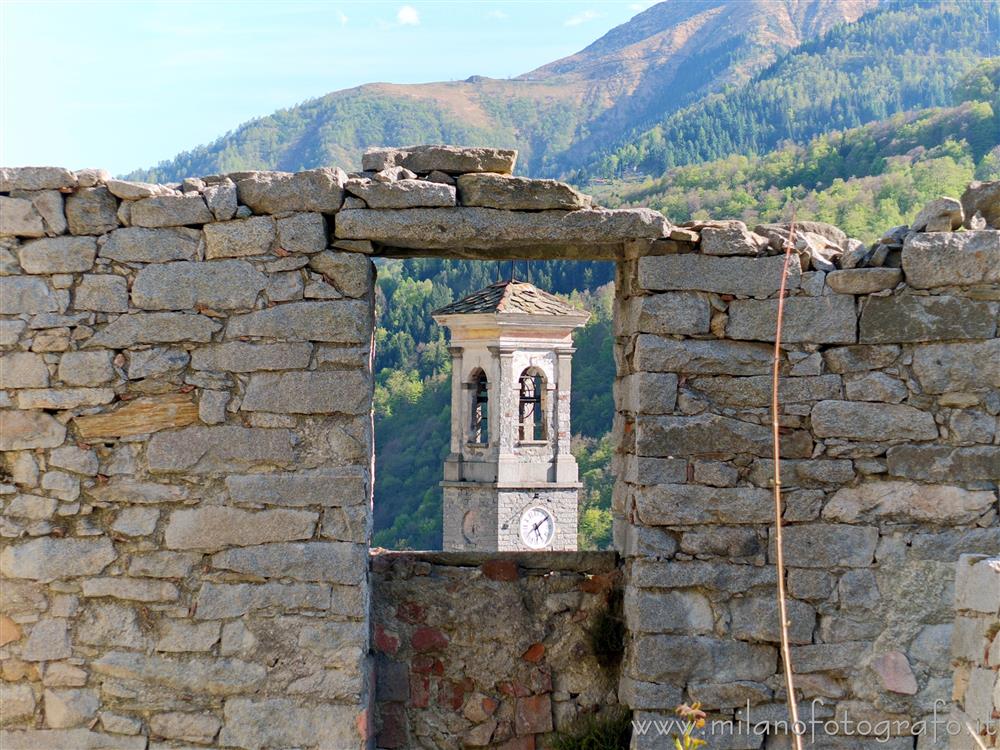 Campiglia Cervo (Biella) - Campanile dell'Oratorio dei Santi Fabiano e Sebastiano da dietro ad un vecchio muro